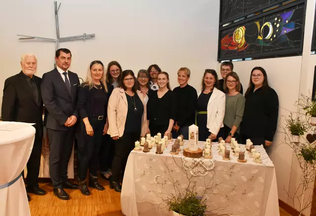 1. Reihe: Josef Trinko, Rainer Hirschmann, Margit Biedermann, Sabrina Schmuck, Sophia Grossler, Tamara Auer, Nicole Monihart, Barbara Hörmann und Lisa Danzinger.
2. Reihe Claudia Neuteufel, Anita Talamas-Engel, Birgit Bauer und Roswitha Astner (jeweils v.l.) | Foto: PBZ Waidhofen/Thaya