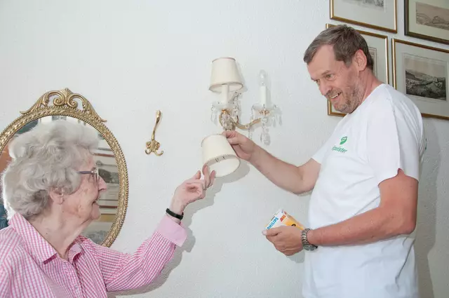 Foto: Sofia Pellegrini: Auch "Zeitpolster" Gründer Gernot Jochum-Müller (re) investiert in die "Zeit-Vorsorge" und berichtet in der Fernsehgondel bei Andreas Seeburger über seinen Verein.