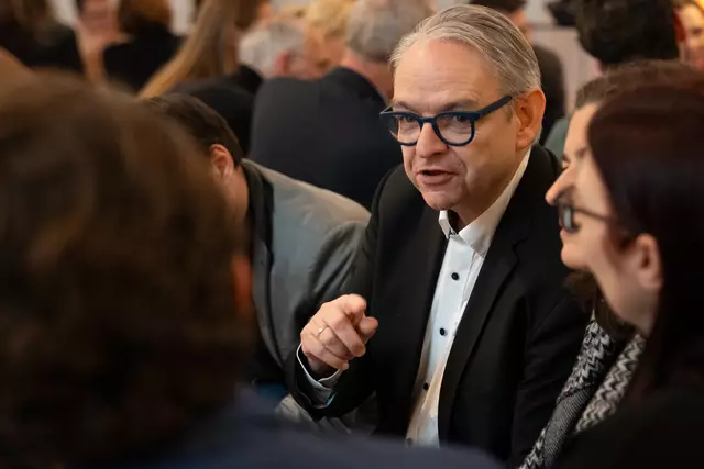 Foto: Sofia Pellegrini: Auch "Zeitpolster" Gründer Gernot Jochum-Müller (re) investiert in die "Zeit-Vorsorge" und berichtet in der Fernsehgondel bei Andreas Seeburger über seinen Verein.