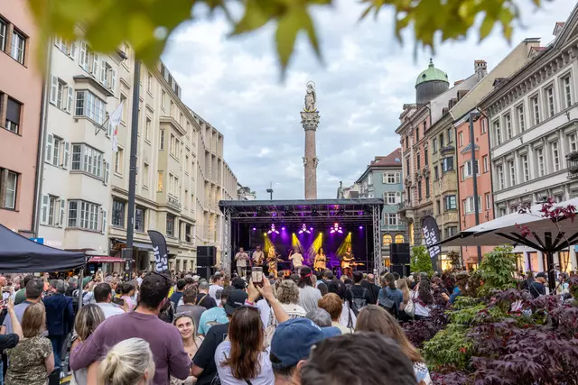 Tausende Besucherinnen und Besucher genossen Livemusik in Innsbrucks Straßen.  | Foto: Thomas Steinlechner
