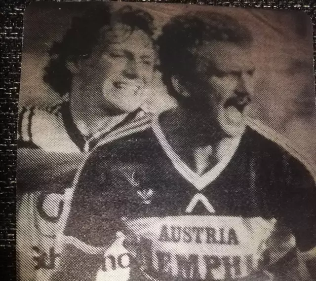 Mario Brenter im Duell mit Herbert "Schneckerl" Prohaska. Er wurde 2004 zu Österreichs bestem Fußballer der letzten 50 Jahre gewählt.