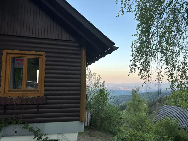 Die "Absteige zur bärtigen Therese" in Trahütten bietet einen atemberaubenden Blick auf die Region. | Foto: Löschnig