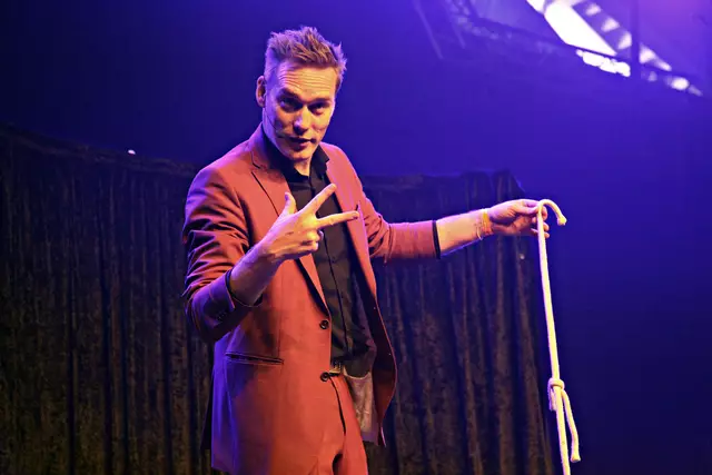  Magier Paul Sommersguter verzauberte das Publikum mit Illusionen und übernahm charmant die Moderation des Festivals.