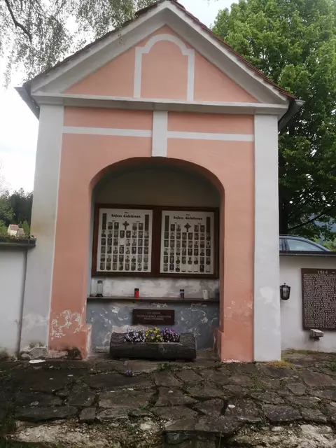 Neben der Katharina Kirche in der Stanz steht ein Kriegerdenkmal mit allen Gefallenen und Vermissten der Gemeinde. | Foto: Berger