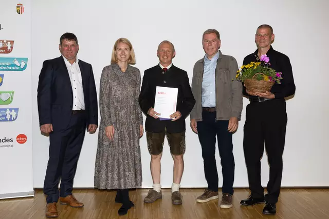 Bürgermeister Gemeinde Redleiten Michael Altmann, LH-Stellvertreterin Christine Haberlander, Johann Scheibl, Anton Pillichshammer und Thomas Schwarzenbrunner (v.l.). | Foto: Land OÖ/Daniela Sternberger