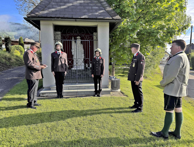 Franz Poschacher, Christoph Mühlhans, Fabio Mussbacher, Robert Gmundner und Bürgermeister Erich Ofner bei der Angelobung der beiden neuen Feuerwehrmänner. | Foto: FF Kraubath