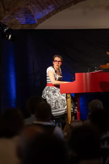 Der rote Flügel - ein Markenzeichen und treuer Begleiter von Betty O | Foto: Klara Tischler