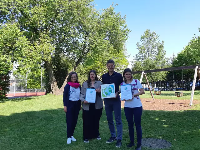 Von links: Gerlinde Ecker (Klimabündnis Salzburg), Sabrina Millinger (Stellvertretende Leitung und gruppenführende Pädagogin der Schulkindgruppe Grödig), Bgm. Herbert Schober, Stephanie Roth (Leitung der Schulkindgruppe und Alterserweiterten Gruppe Grödig) | Foto: Klimaschutz spielerisch erleben