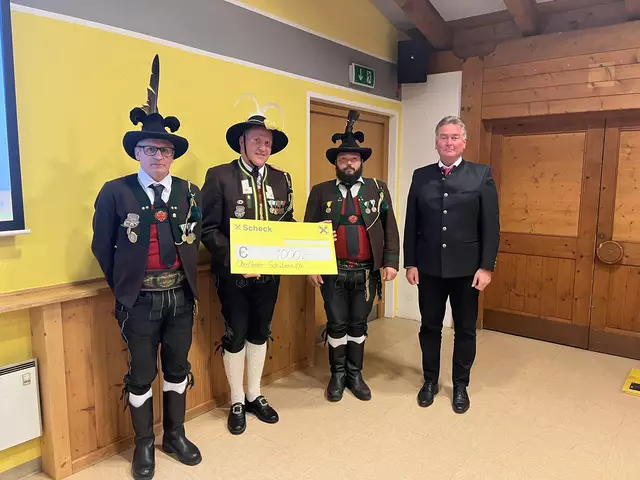 v.l. Obmann Oberleutnant Edi Melmer, Viertel- und Regiments-Kommandant Major Hubert Juen, Hauptmann Daniel Ennemoser, Bürgermeister Elmar Haid
  | Foto: Jasmin Melmer