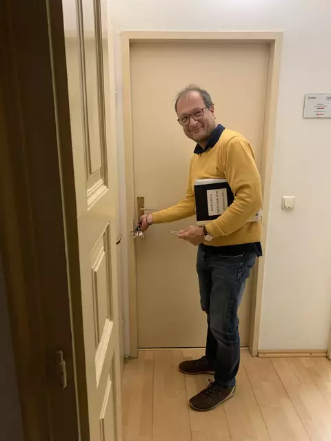 Bernhard Müller unterstützt in der WEGE Wels Menschen, die nach der Haft wieder Fuß fassen wollen. | Foto: Caritas