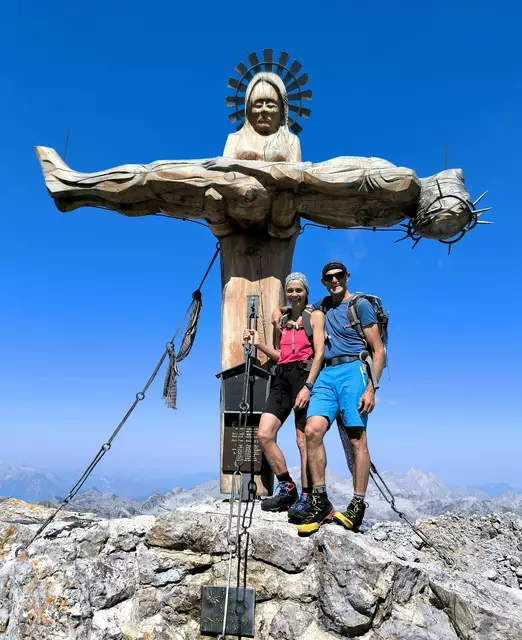 „Glücksmomente“ auf der 2653 Meter hohen Schönfeldspitze im Steinernen Meer oberhalb Saalfelden im Pinzgau. Tourenleiter Norbert Prey bestieg in der letzten Saison erstmals mit einer „Bergfex“ diesen Gipfel und zeigte sich beeindruckt. | Foto: Franz Gruber