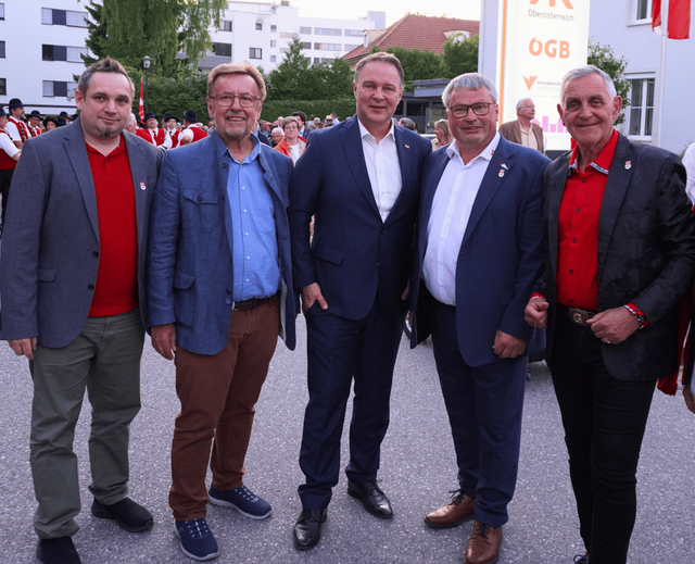 Die Bürgermeister Roland Mayrhofer aus Altschwendt, Helmut Schopf aus Münzkirchen, Vizekanzler Andreas Babler, Bezirksvorsitzender Karl Walch und Günter Streicher aus Schärding. | Foto: SPÖ