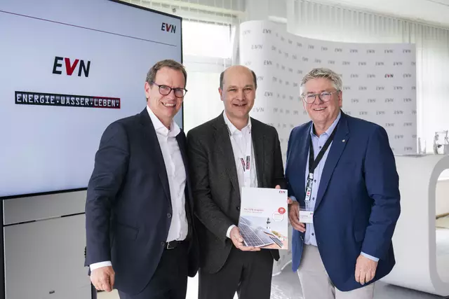 EVN Vorstandssprecher Stefan Szyszkowitz, Gemeindebund-Präsident Johannes Pressl und der Leiter des EVN Gemeindevertriebs Rudolf Gruber. | Foto: EVN / Matejschek