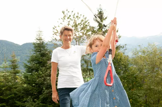 Foto: Sofia Pellegrini: Auch "Zeitpolster" Gründer Gernot Jochum-Müller (re) investiert in die "Zeit-Vorsorge" und berichtet in der Fernsehgondel bei Andreas Seeburger über seinen Verein.