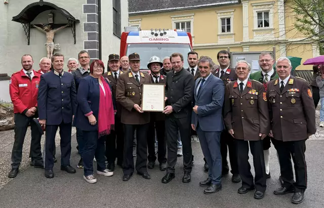 Ehrung für zwei Feuerwehrleute im Zuge des Florianifests in der Marktgemeinde Gaming | Foto: Freiwillige Feuerwehr Gaming