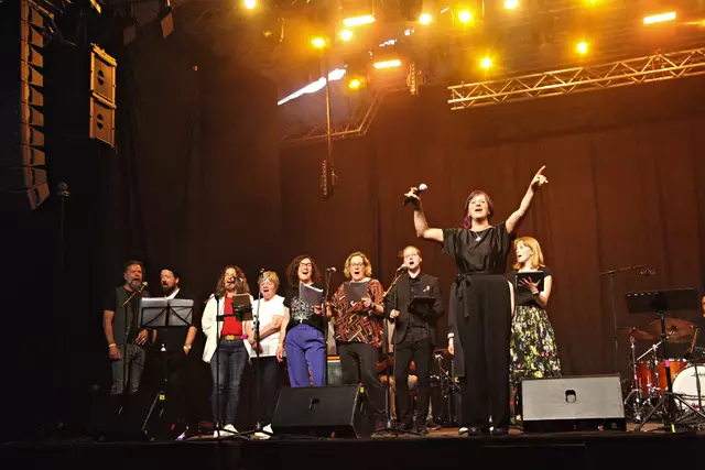 Gleich mehrfach. übernahmen Chöre die Bühne und auch das Publikum sang stimmenstark mit