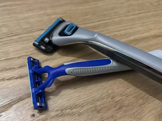 Zur Vermeidung von Hautirritationen sollte man nach dem Rasieren ein Aftershave oder eine alkoholfreie Lotion auftragen. | Foto: Weymayer