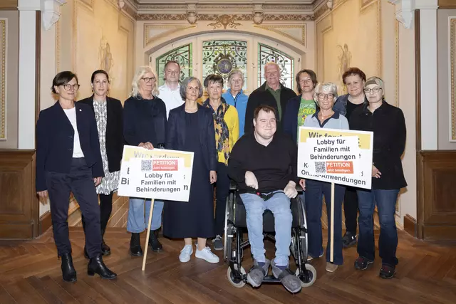 Anwesend waren Angehörige und Menschen mit Behinderungen, die in der Caritas, der Lebenshilfe, beim IFS, im AKS, im Füranand und im Schulheim Mäder von den Einsparungen unmittelbar betroffen sind. | Foto: Lisa Mathis