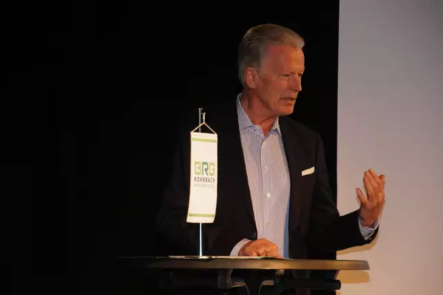 Reinhold Mitterlehner schildert seine persönlichen Erlebnisse im Zusammenhang mit dem Eisernen Vorhang, die er hautnah erlebte.  | Foto: Helmut Eder