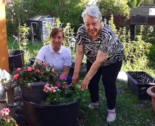 Foto: Sofia Pellegrini: Auch "Zeitpolster" Gründer Gernot Jochum-Müller (re) investiert in die "Zeit-Vorsorge" und berichtet in der Fernsehgondel bei Andreas Seeburger über seinen Verein.