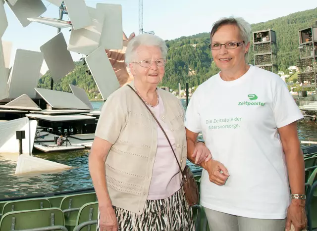 Foto: Sofia Pellegrini: Auch "Zeitpolster" Gründer Gernot Jochum-Müller (re) investiert in die "Zeit-Vorsorge" und berichtet in der Fernsehgondel bei Andreas Seeburger über seinen Verein.