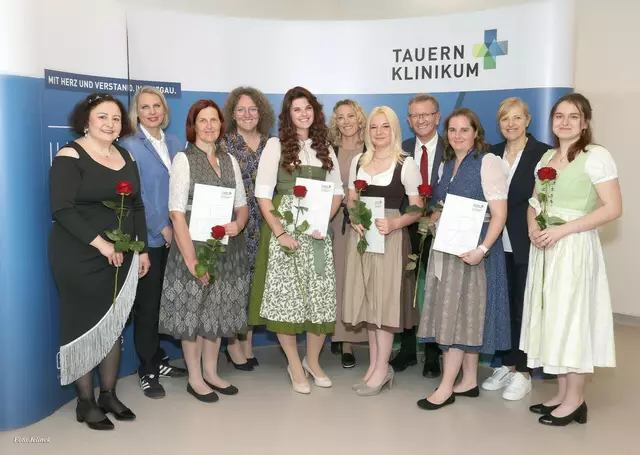 Diplomübergabe an die PFA-Absolventinnen. | Foto: Tauernklinikum