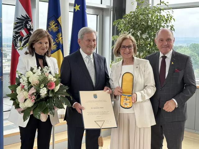 Landeshauptfrau Johanna Mikl-Leitner ehrte den ehemaligen EU-Kommissar Johannes Hahn. Da gratulierten auch Gattin Susanne Riess-Hahn und der ehemalige Nationalratspräsident Wolfgang Sobotka (ÖVP) herzlich. | Foto: Sandra Schütz / MeinBezirk