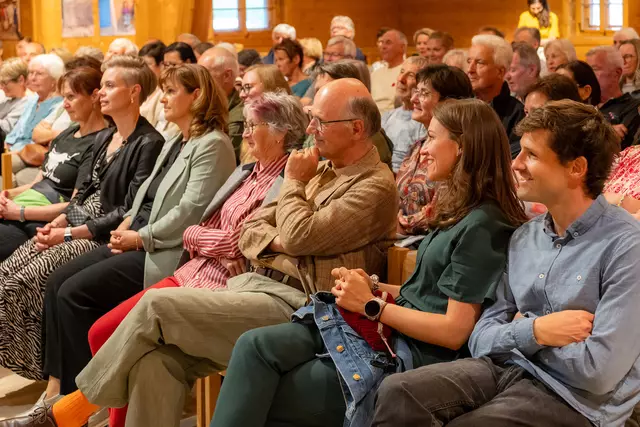 Viele Besucher:Innen aus nah und fern kamen zur Fotoausstellung von Hannes Kirchner nach Neukirchen. | Foto: Hannelore Kirchner photography
