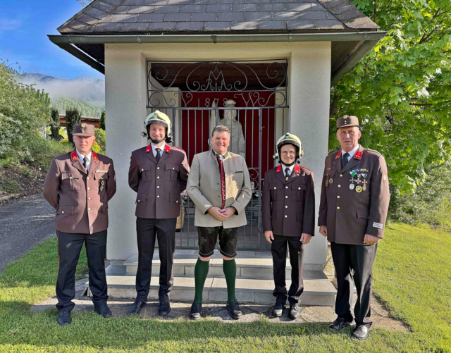 Robert Gmundner, Christoph Mühlhans, Bgm. Erich Ofner, FM Fabio Mussbacher und Franz Poschacher bei der Angelobung (v. l.). | Foto: FF Kraubath