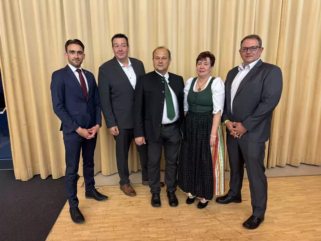 Der Gemeindevorstand: Finanzstadtrat Tim Tschinkel, 1. Vizebürgermeister Alfred Zaruba, Bürgermeister Klaus Strein, 2. Vizebürgermeisterin Gerda Minauf und Stadtrat Christian Tscherner (v. l.)  | Foto: FPÖ 