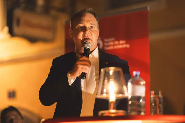 Vizekanzler Andreas Babler bei der Festansprache am Schärdinger Stadtplatz. | Foto: SPÖ