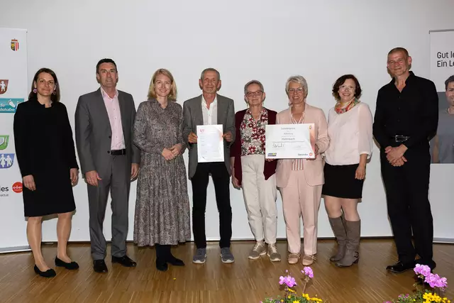 Vertreter der Gemeinde Mehrnbach waren bei der Verleihung vor Ort. | Foto: Land OÖ/Sternberger
