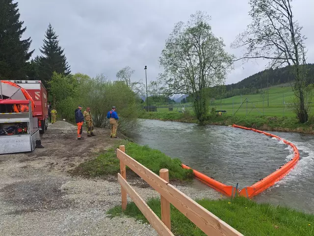 Feuerwehr im Einsatz: Im Mariapfarrer Ortsteil Stranach kam es am Mittwoch, 7. Mai 2025, laut einer Meldung der Feuerwehr zu einem Heizölaustritt. Zwei Ölsperren wurden in der Taurach errichtet. | Foto: Feuerwehrbezirk Lungau / OVI Thomas Keidel