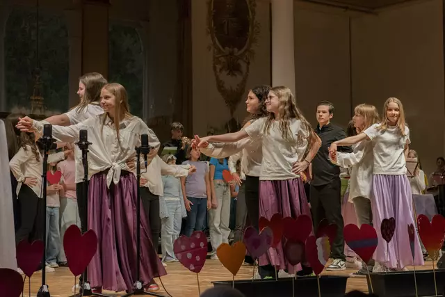 Das Konzert begann mit der Annen-Polka und einer Tanzeinlage. | Foto: Sophia Braun