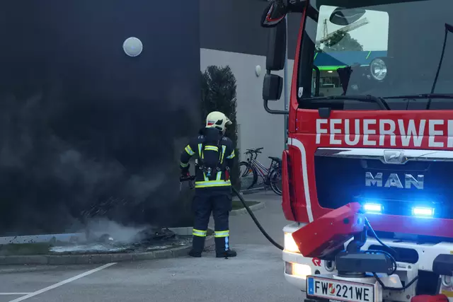 Brand vor McDonald's Restaurant in der Welser Pernau, wo im Eingangsbereich ein Abfallbehälter zu brennen begann. | Foto: laumat.at