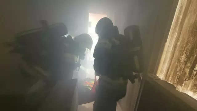 Danach rückten Atemschutzträger zur Menschenrettung aus, was anstrengend war und viel Geschick erforderte.  | Foto: Afkdo Amstetten / Zarl