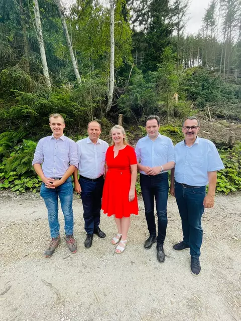 Andrea Pfurtscheller-Fuchs (Mitte) mit Waldaufseher Lorenz Kaftan, LHStv. Josef Geisler, Landwirtschaftsminister Norbert Totschnig und Bgm. Andreas Gleirscher | Foto: privat