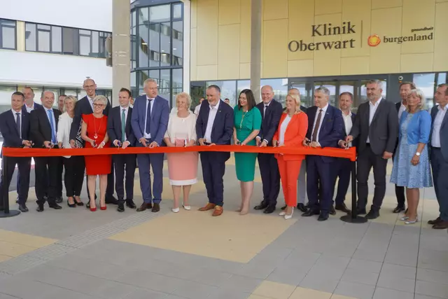 Symbolisches Durchschneiden des Roten Bandes zur Eröffnung | Foto: Michael Strini
