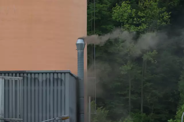 Im Welser Industriegebiet begannen Lösungsmittel in einem Container eines Abfallunternehmens zu brennen – die Feuerwehr führte einen Löschangriff durch. | Foto: laumat.at