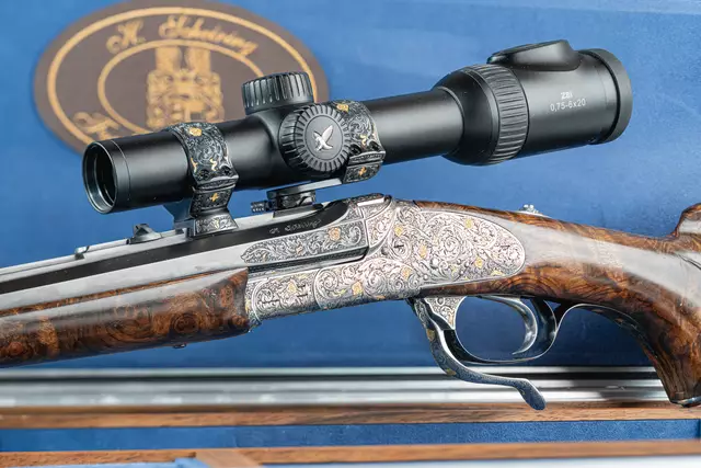 Das Jagdgewehr ist im Zentralen Waffenregister auf René Benko registriert, in die Pistolengriffkappe ist ein Goldmonogramm „RB" eingearbeitet. Der Rufpreis liegt bei 18.400 Euro.  | Foto: aurena.at