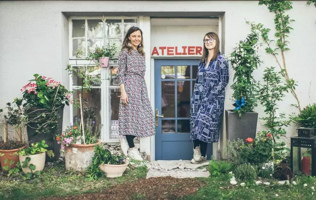 Atelier-Inhaberin Ines Schönauer (l.) lädt die Kids zusammen mit Michaela Riedl-Schlosser zur Theaterwoche – ohne Leistungsdruck. | Foto: Karin Hackl