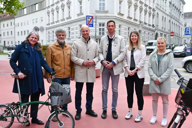 Gemeinsam mit Expertinnen und Experten sowie benachbarten Unternehmen präsentierte Vizebürgermeister Martin Hajart (3. v. li.) heute die nächsten Ausbauschritte des Radhighway Ost in der Lederergasse. | Foto: Stadt Linz