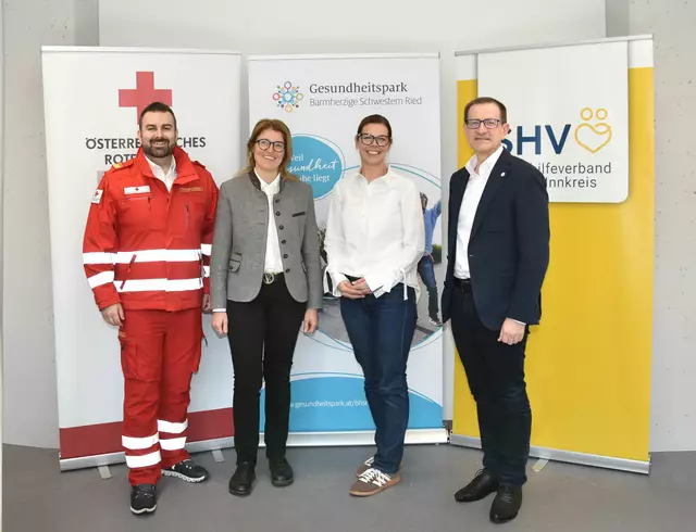 v.l. Christian Dobler-Strehle, BA (Rotes Kreuz), Mag. Yvonne Weidenholzer (SHV), Daniela Razenberger und Mag. Johann Minihuber (Gesundheitspark BHS Ried) | Foto: Gesundheitspark BHS