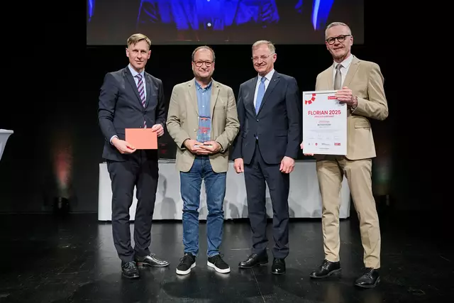 MeinBezirk OÖ-Chefredakteur Thomas Winkler, Florian-Bezirkssieger Wels &amp; Wels-Land Bernhard Müller, Landeshauptmann Thomas Stelzer und OÖ-Versicherung-Generaldirektor Othmar Nagl (v. l.) | Foto: Land OÖ/Peter Christian Mayr
