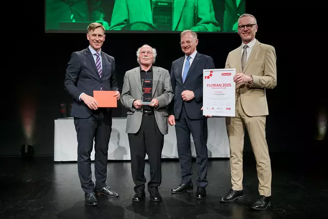MeinBezirk OÖ-Chefredakteur Thomas Winkler, Florian-Bezirkssieger Linz Hubert Billinger, Landeshauptmann Thomas Stelzer und OÖ-Versicherung-Generaldirektor Othmar Nagl (v. l.) | Foto: Land OÖ/Peter Christian Mayr