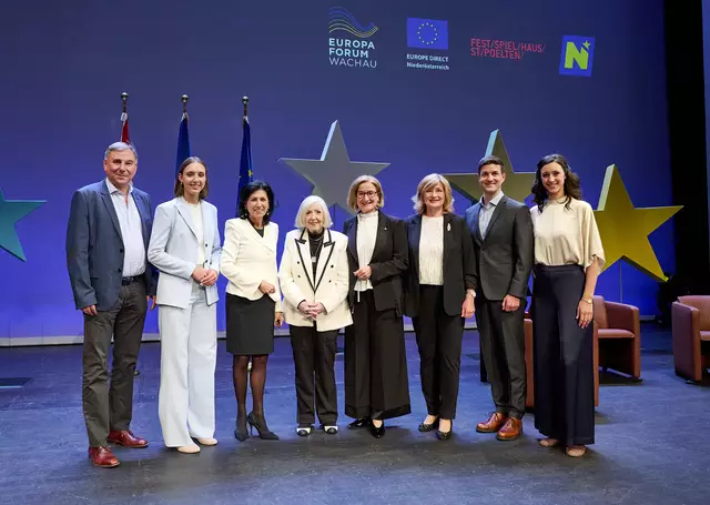 Beim Europatag 2025 &amp; Festakt „Erinnern für die Zukunft“ im Festspielhaus St. Pölten (v.l.n.r.): Keynotespeaker Ivan Krastev (bulgarischer Politologe), die Landesschulsprecherin von Niederösterreich Hannah Scheidl, Moderatorin Danielle Spera, die Zeitzeugin und Psychotherapeutin Erika Freeman, Landeshauptfrau Johanna Mikl-Leitner, Autorin Zdenka Becker, Keynote Christian Winkelhofer (Digitalexperte) und Moderatorin Sophie Berger. | Foto: NLK Pfeiffer
