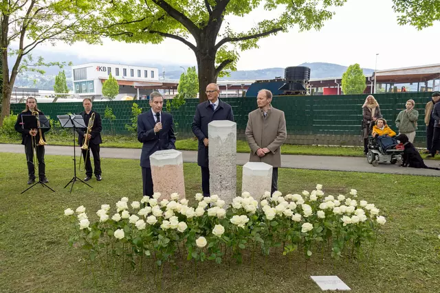 Am 8. Mai fand der Festakt zur Umsetzung des Gedenkortes Reichenau statt und Jeffrey Wisnicki (l., Enkel von Jakob Justman), Landeshauptmann Anton Mattle (m.) und Bürgermeister Johannes Anzengruber enthüllten drei Prototypen für die künftigen Namenssteine. | Foto: IKM/F.Bär