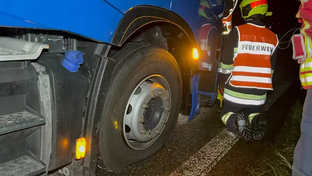Ein nachfolgender Laster fuhr in die Unfalltrümmer, was zu einem Reifenplatzer führte. | Foto: DOKU-NÖ