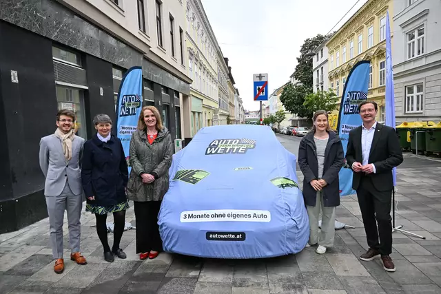 Das Auto bleibt für die kommenden drei Monate stehen. Henrik Sulz (l.) und Teresa Andessner (2.v.r.) stellen sich der Wette. | Foto: BV18