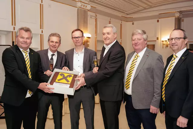 Eine Torte von der Raiffeisen-Bank gab's auch. | Foto: Santrucek